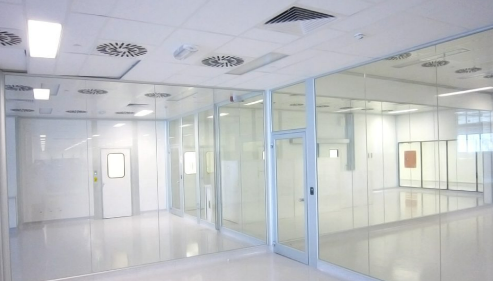 Glazed clean room installation