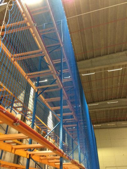 Anti-collapse mesh racking system